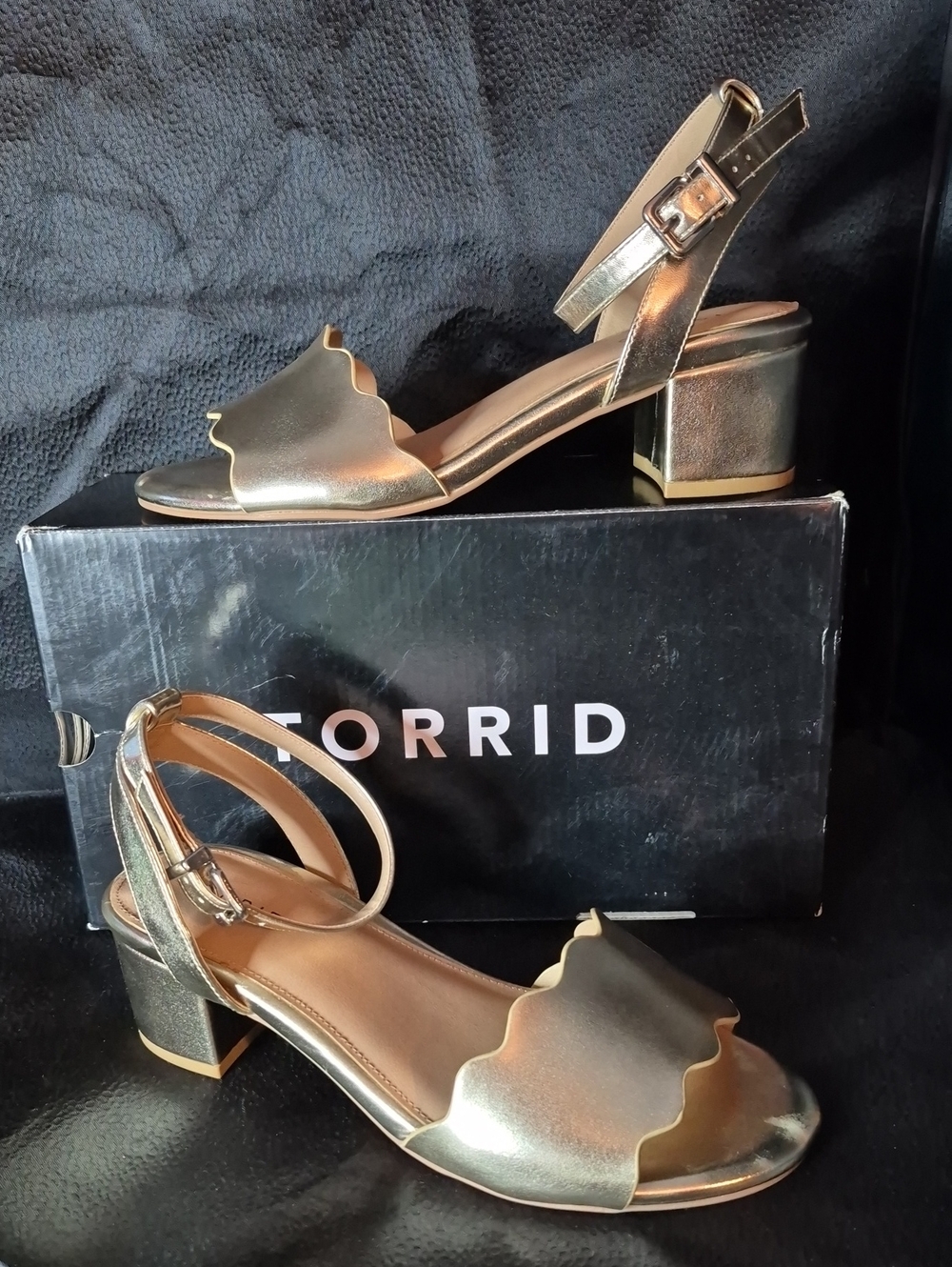 Torrid 10WW Gold Metallic Scallop Block Heel - New